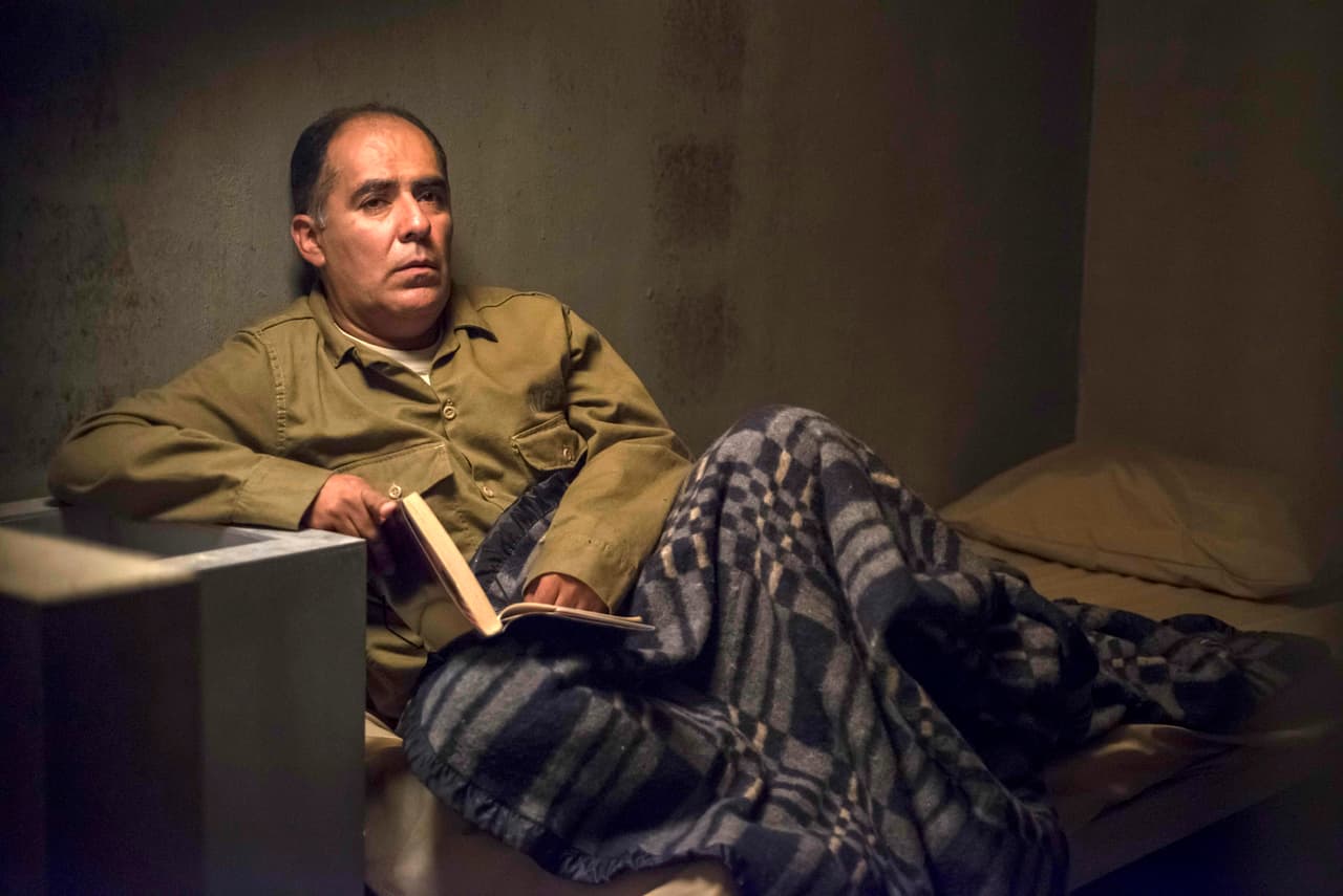 El capo compartía el pabellón con varios presos, uno de ellos era Rubén, un profesor arrestado por manifestarse contra el régimen político.