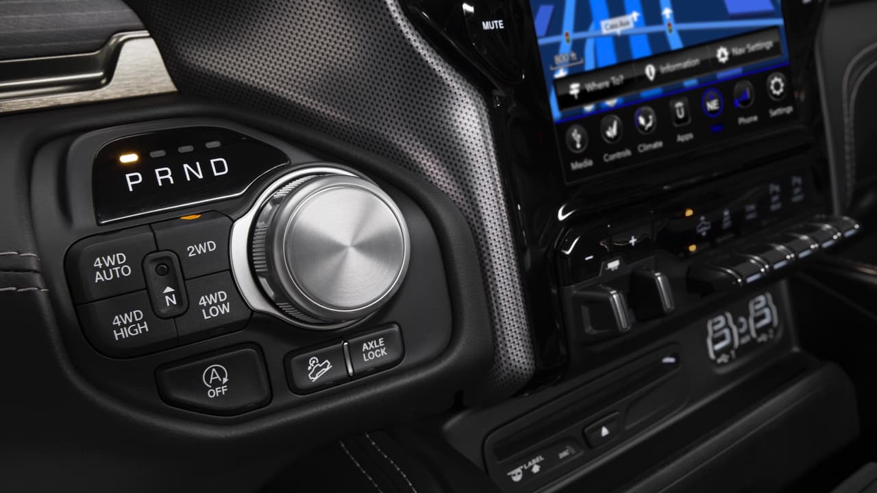 Aún no somos fanáticos del 
<b>selector de cambios rotatorio </b>que apareció en el modelo anterior y que regresa en la Ram 1500 2019, pero, ¿quién va a quejarse de la cantidad de espacio que libera en la consola central?