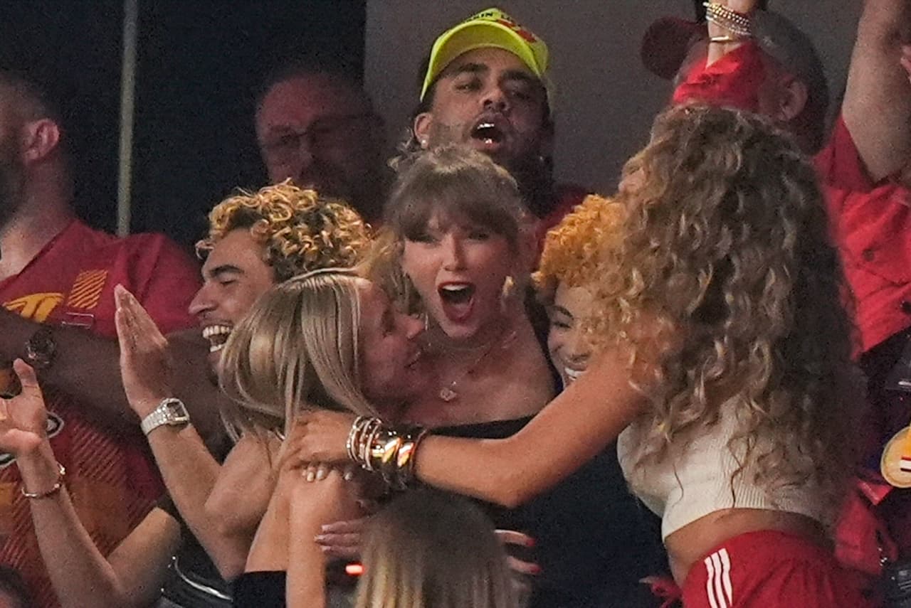 Taylor Swift celebra con Ashley Avignone, Ice Spice y Blake Lively durante la segunda mitad del Super Bowl 58 de la NFL entre los San Francisco 49ers y los Kansas City Chiefs, el domingo 11 de febrero de 2024, en Las Vegas.