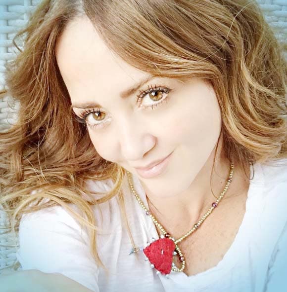 Masajear suavemente tus párpados ayuda a estímular el crecimiento de las pestañas. Lava muy bien tus manos antes de comenzar.