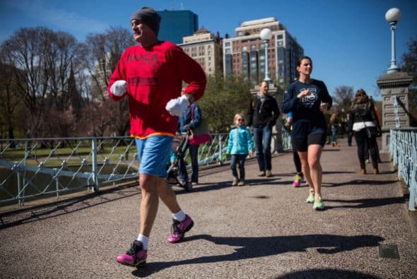 Y recomiende a los asistentes no llevar mochilas si es posible.