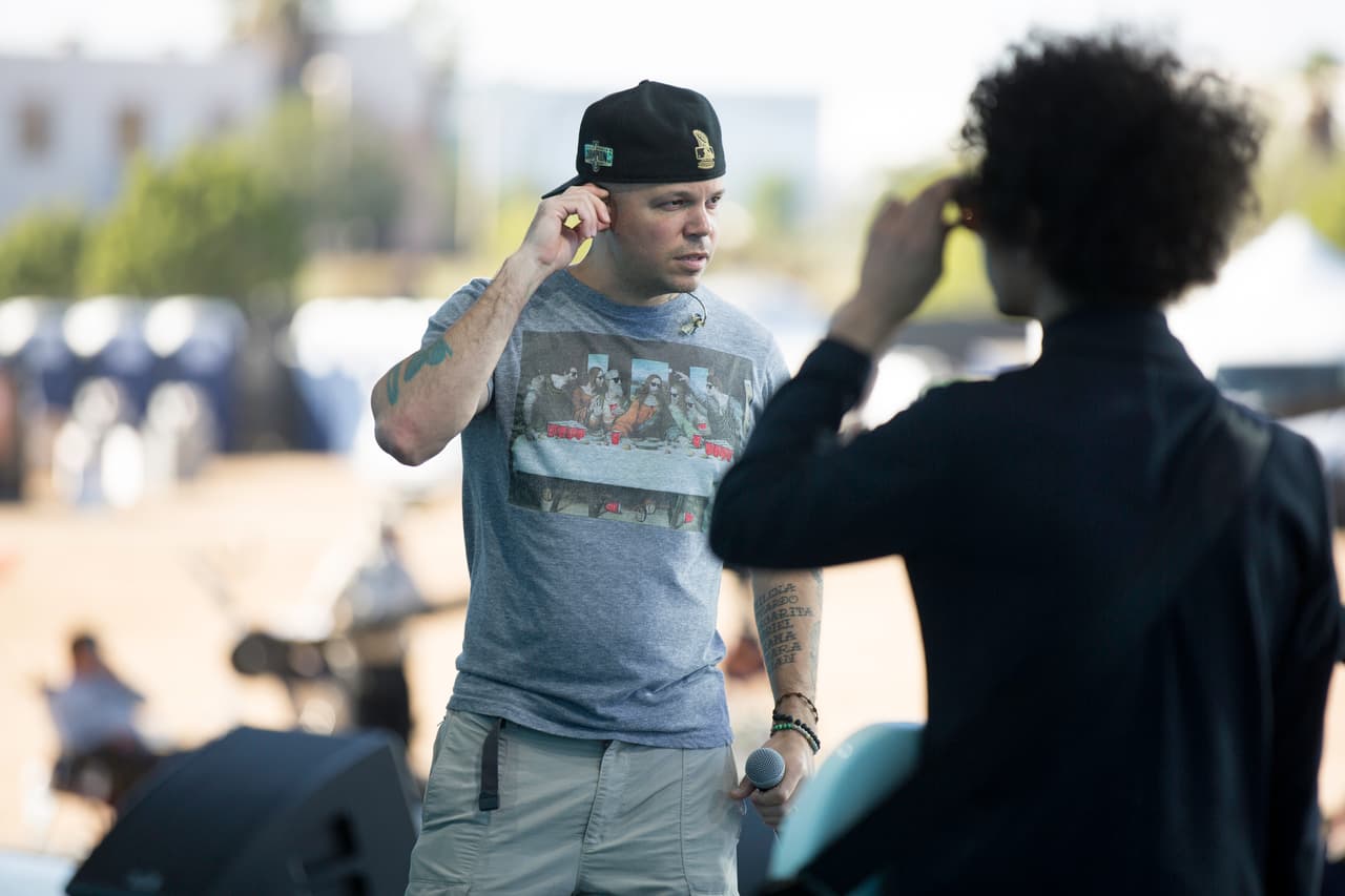 EL músico Omar Rodriguez Lopez, acompaña a Residente.