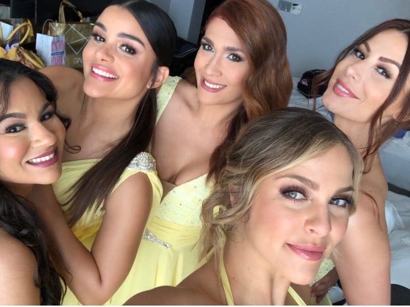 Las damas de honor compartieron momentos íntimos previo al evento.