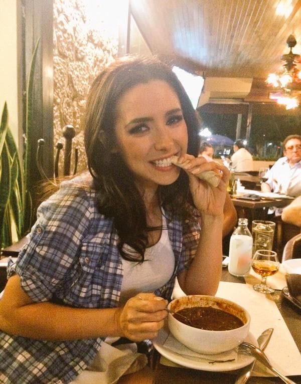 Galavisión trae para ti el melodrama "Llena de Amor, con el cual Ariadne nos atrapará con su carisma y alegría.