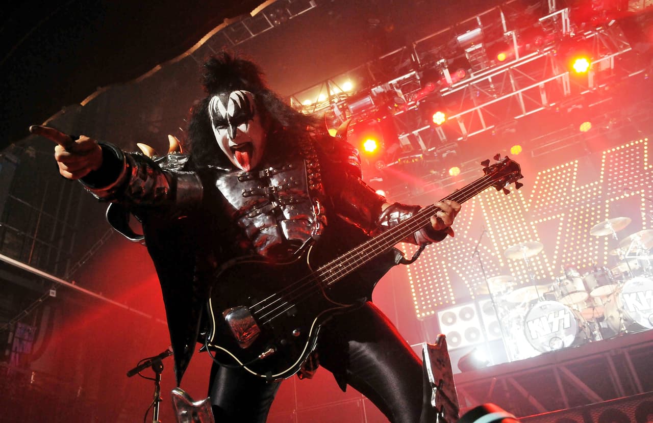 El legendario bajista de la banda Kiss es inconfundible con su clásico maquillaje de vampiro.