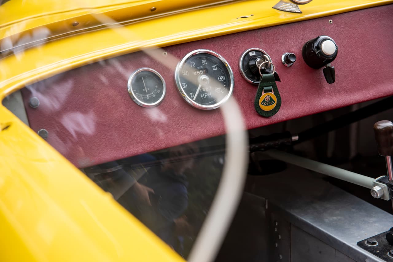 <b><u>Lotus Eleven (1956-1957)</u></b>
<br>Al año siguiente el Eleven S2 apareció visualmente idéntico, fabricando 104 unidades. En 1957 cuatro unidades participaron en Le Mans y terminaron la carrera juntos en formación.
<br>