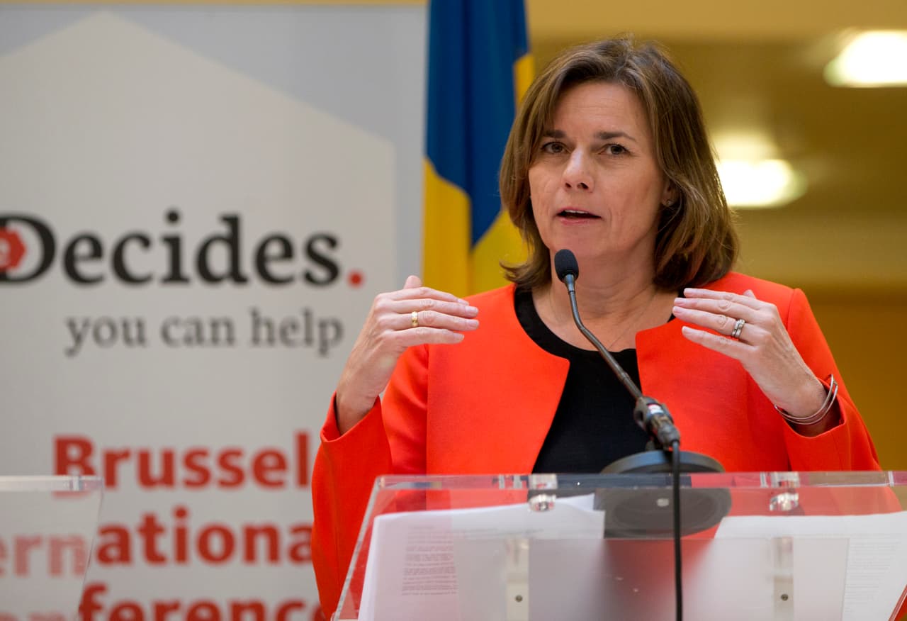 La vicepresidenta de Suecia, Isabella Lovin, habla durante una conferencia de prensa, sobre la prohibición del presidente Donald Trump de financiar Estados Unidos a grupos vinculados con el aborto.