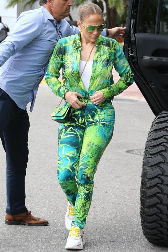 <b>NO NECESITA PASARELA (2020)</b>
<br>JLo demostró que puede hacer de las calles de Miami su pasarela cuando, en marzo, apareció con la cuarta versión del famoso vestido de Versace.