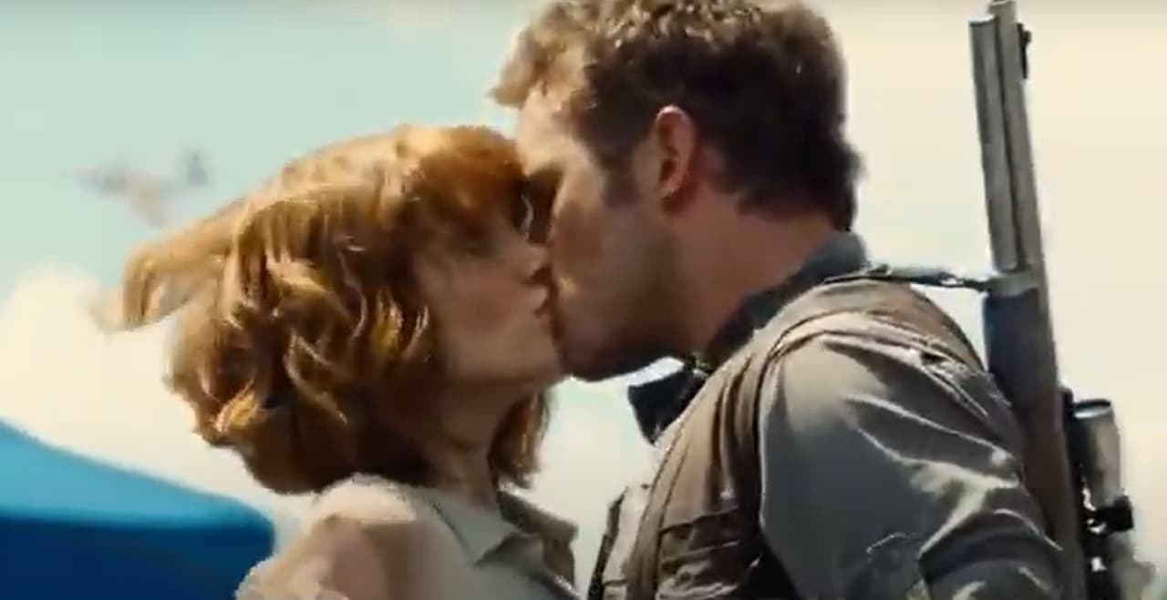 Sin embargo, este no es el beso predilecto que ha tenido la actriz en su trabajo. Y es que en 2017 le dijo a ‘People’ que este fue con Chris Patt en ‘Jurassic World’: “El aliento de Chris era perfecto en todos los sentidos”. Cabe destacar que este beso no estaba planeado en el guion de la película, por ello la reacción de sorpresa de Bryce Dallas es tan auténtica.
