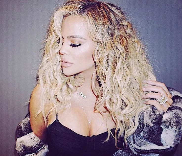 La segunda integrante del clan televisivo más famoso de Estados Unidos y más rentable en redes es
<b><a href="https://www.univision.com/entretenimiento/khloe-kardashian-no-es-la-unica-rabiosa-con-tristan-thompson-sus-fans-se-lo-acaban-con-los-peores-insultos">Khloé Kardashian</a>, </b>quien atravesó por una crisis personal debido a las infidelidades de su pareja
<b>Tristan Thompson </b>y padre de su
<b><a href="https://www.univision.com/entretenimiento/khloe-kardashian-revela-el-nombre-de-su-hija-que-lleva-el-apellido-de-su-papa-el-que-regala-besos">hija recién nacida, True</a></b>.