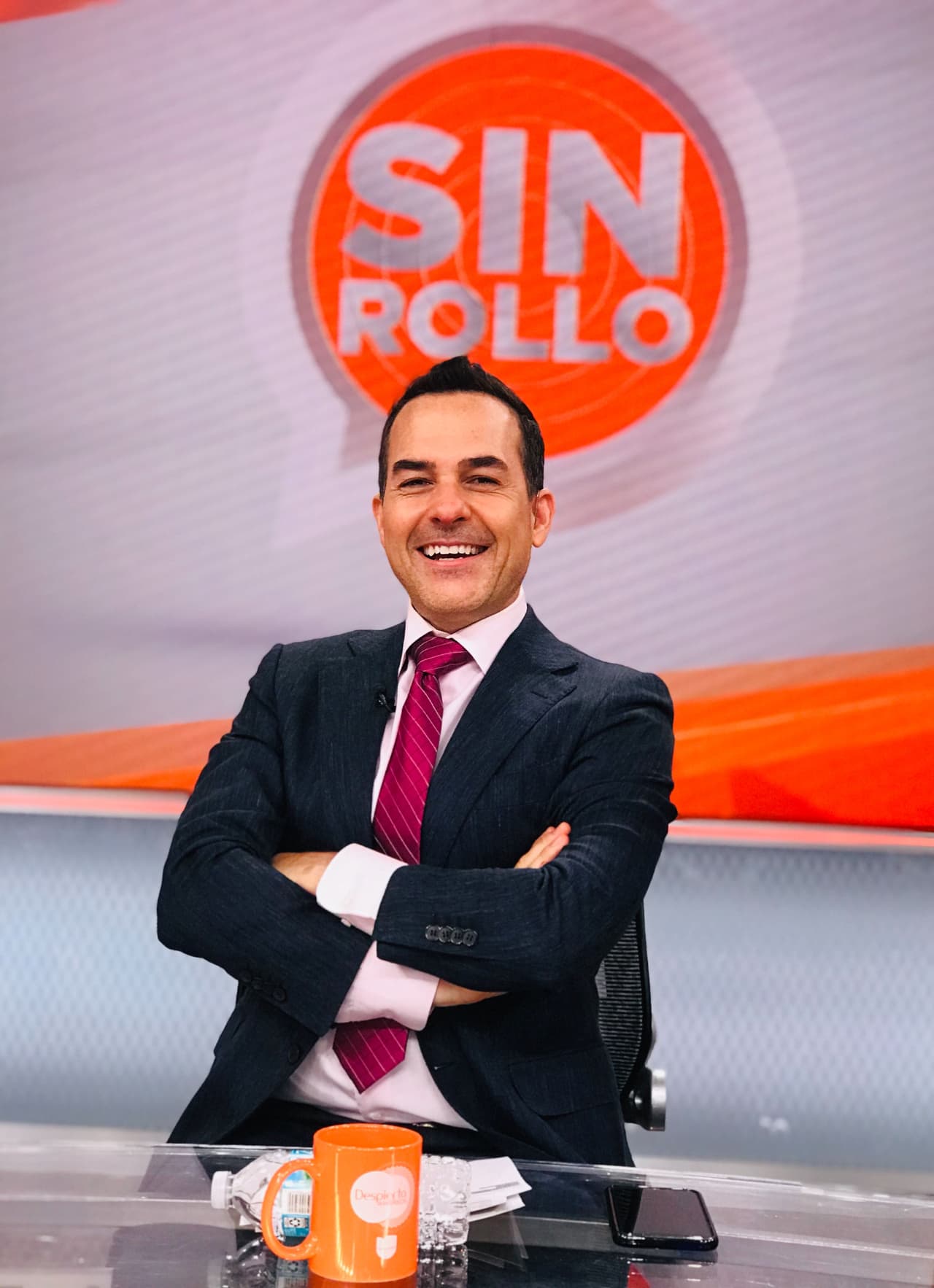 Desde el 8 de julio, Carlos Calderón estuvo ausente de Despierta América debido a una seria lesión en el talón pero el 19 de agosto terminó el reposo absoluto y se presentó a dirigir Sin Rollo.