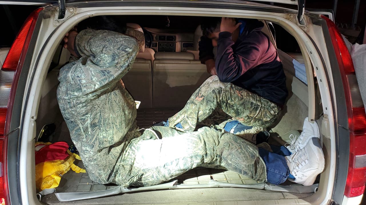 Un ciudadano estadounidense enfrenta cargos penales por traficar a cuatro ciudadanos mexicanos en Douglas, Arizona. Los agentes del sector de Tucson ayudaron a la policía de Douglas con un vehículo detenido y determinaron que los migrantes estaban siendo contrabandeados.