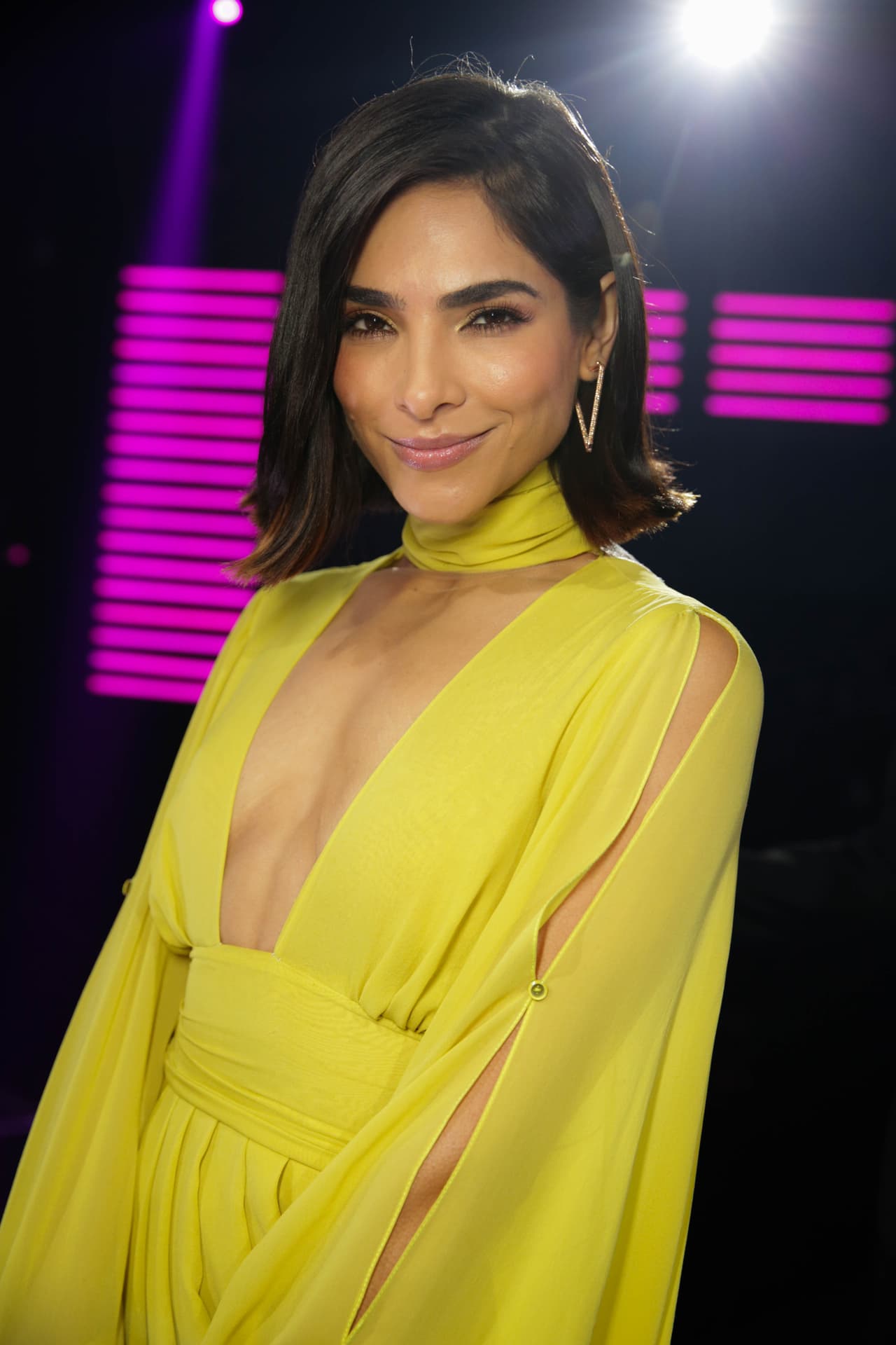 El vestido tenía cortes estratégicos en los brazos y una cinta en el cuello.