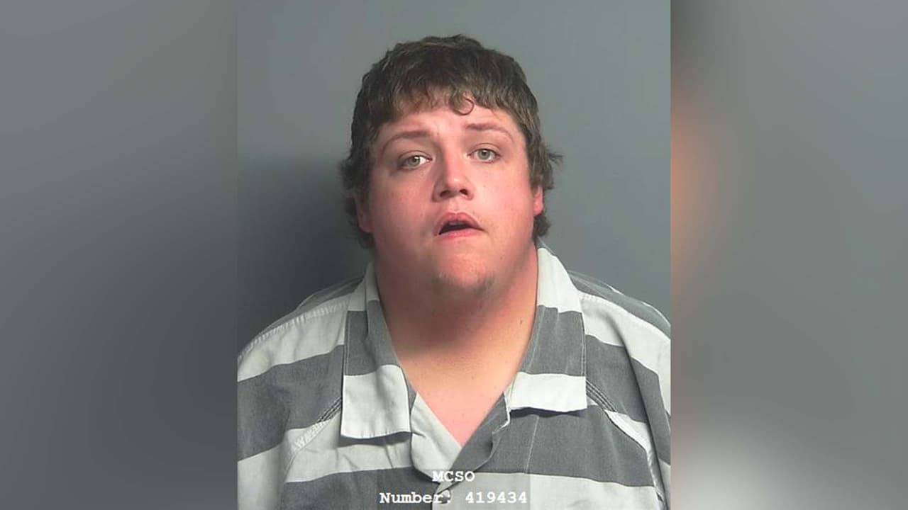 Aaron James Dickey, es señalado de indecencia contra un niño con contacto sexual.