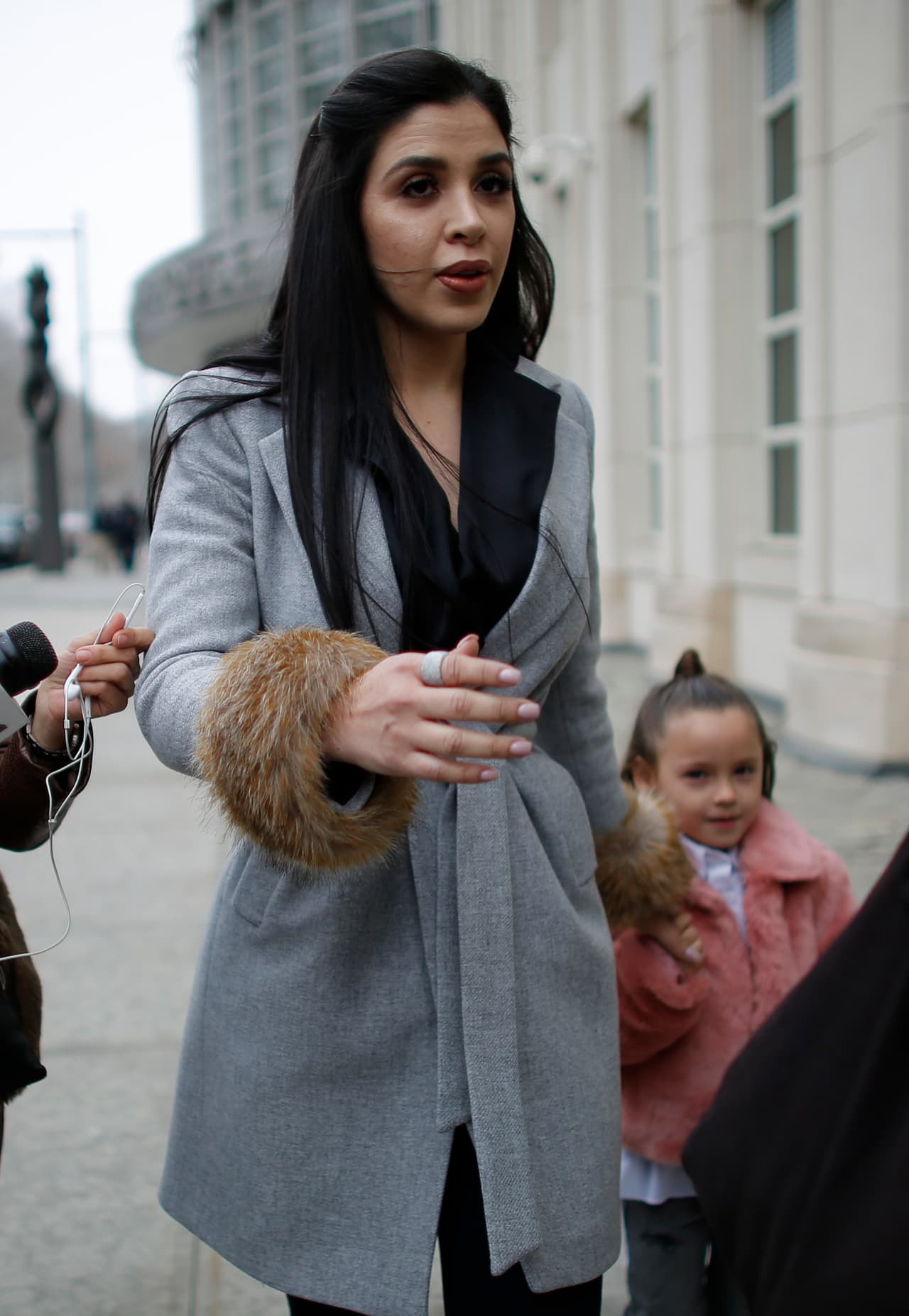 Emma Coronel posee doble nacionalidad, mexicana y estadounidense, y es la única dentro del círculo familiar de 'El Chapo' que puede viajar a Estados Unidos a visitar al convicto, quien actualmente está preso en el Centro Correccional Metropolitano de Manhattan.