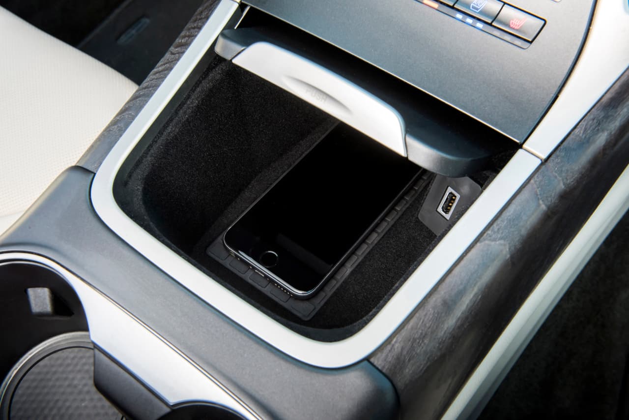 Otra de las novedades en la Lincoln Nautilus es una superficie para la carga inalambrica de teléfonos celulares.