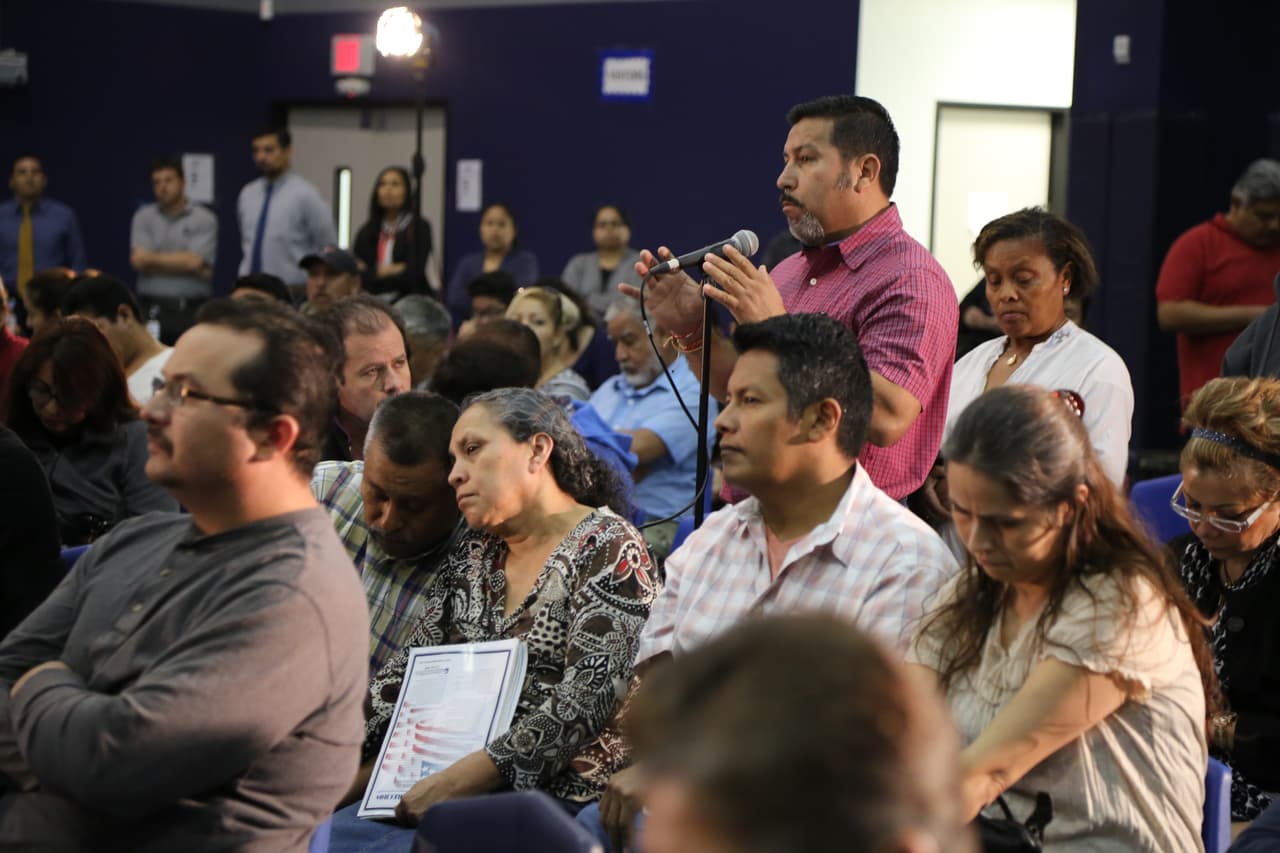 Este hombre no tenía una pregunta específica pero quería resaltar el hecho de que las autoridades presentes fueran de origen hispano y agradecer los esfuerzos que hacen para apoyar a la comunidad inmigrante.