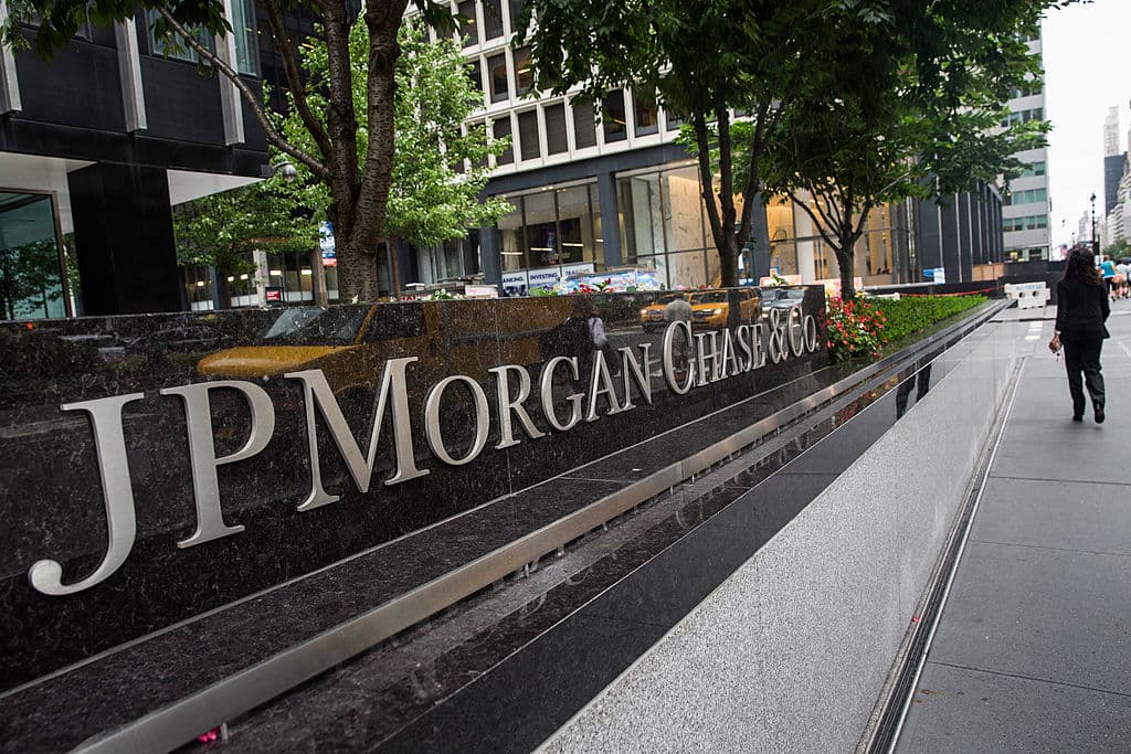 En la cuarta plaza del ranking 
<b>LinkedIn</b> coloca a 
<b>JP Morgan Chase & Co</b>. Tras un año con ganancias récord en 2021, la empresa ha destinado parte de lo ganado a mejorar la paga de sus empleados. A los banqueros les subió el sueldo dos veces el año pasado. 
<b>Jamie Dimon</b>, su presidente ejecutivo, dijo que buscaban ser “muy competitivos” en la adqusisión de talento.