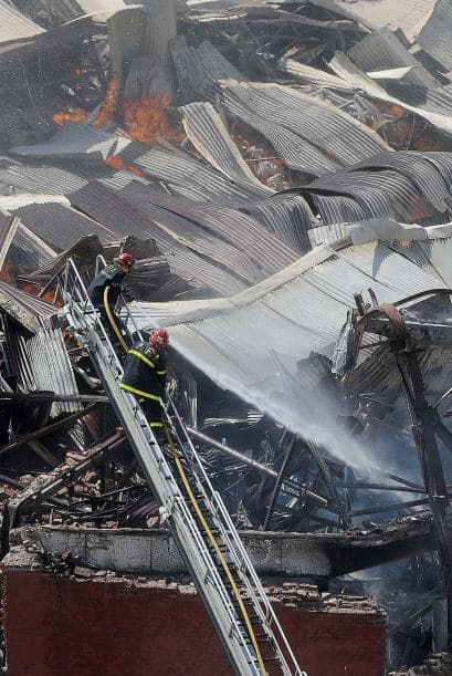 Aparentemente los rescatistas intentaban derrumbar uno de los portones del depósito para ingresar a apagar las llamas cuando la pared colapsó.