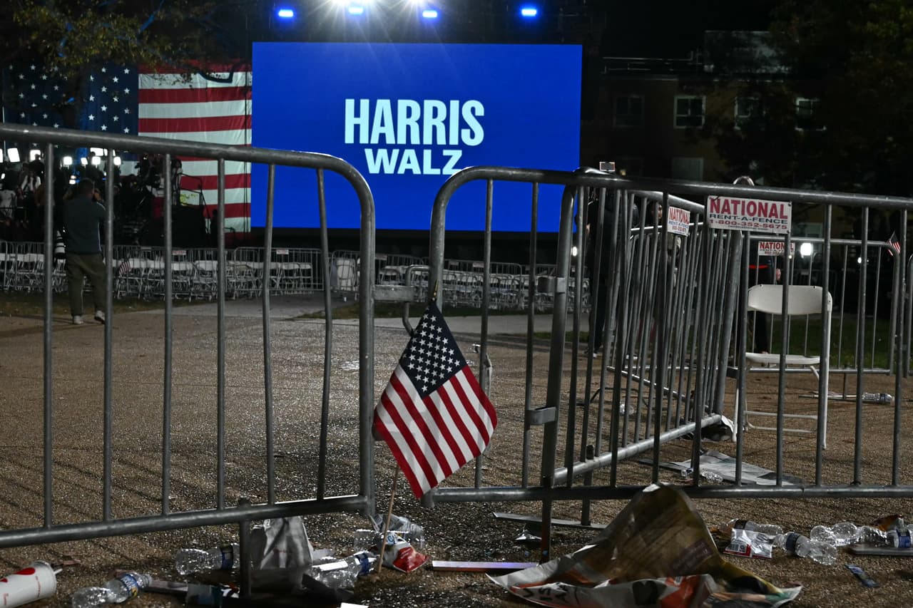 Una bandera de Estados Unidos quedó tirada en el lugar en el que la candidata Kamala Harris aparecería esta noche.