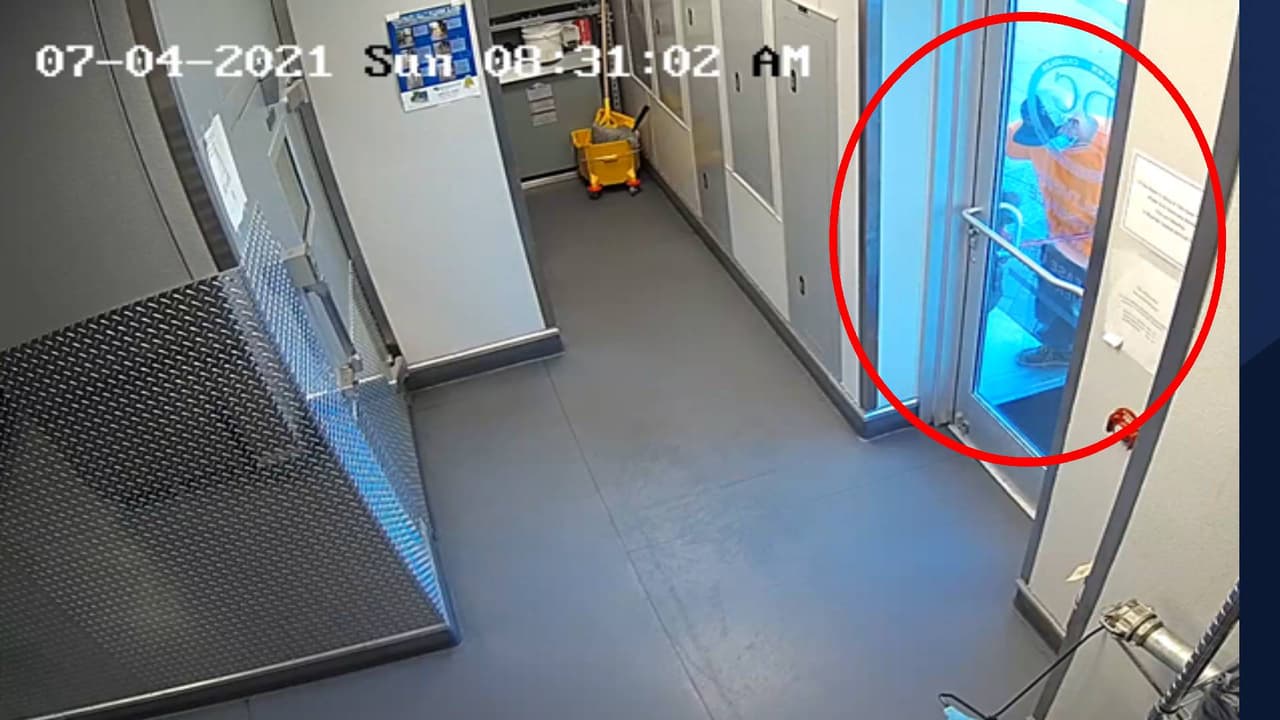 Patrick James Hopkins Intintoli fue arrestado en su casa en Mesa por la policía de Chandler y ahí encontraron evidencia del robo que realizó en el restaurante.
<br>