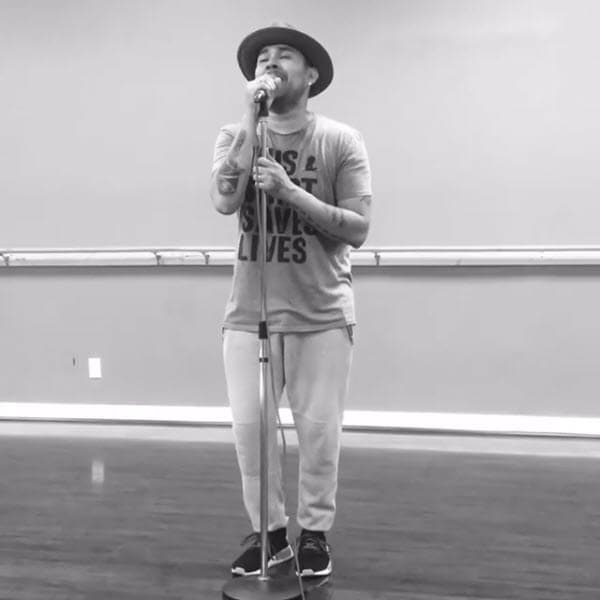 Pero en 2006 se despidió de los escenarios: "Yo me alejé un poquito de la música porque me concentré en mi familia, en ser papá, en ser esposo", dijo en el programa
<a href="https://www.univision.com/shows/el-gordo-y-la-flaca/que-fue-de-los-integrantes-de-kumbia-kings-video">El Gordo y La Flaca</a>. En 2012 regresó a la música y ahora sigue con su carrera como cantante.