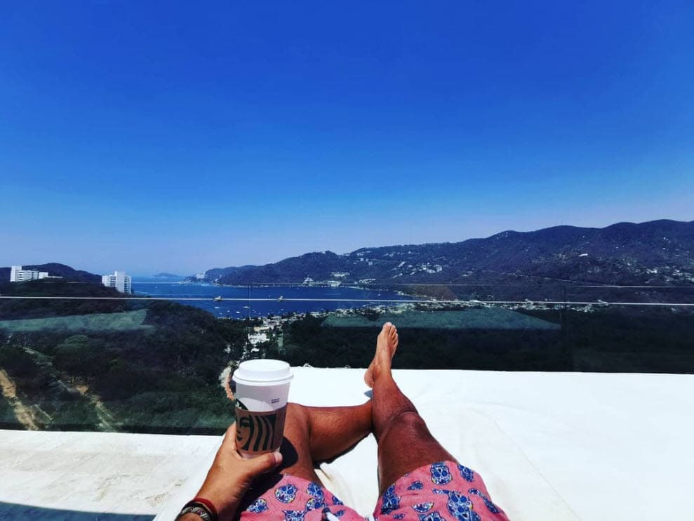 Publicó esta fotografía y escribió: "Pensando" y agregó los 'hashtags' "Solo por hoy" y "En paz".
<br>