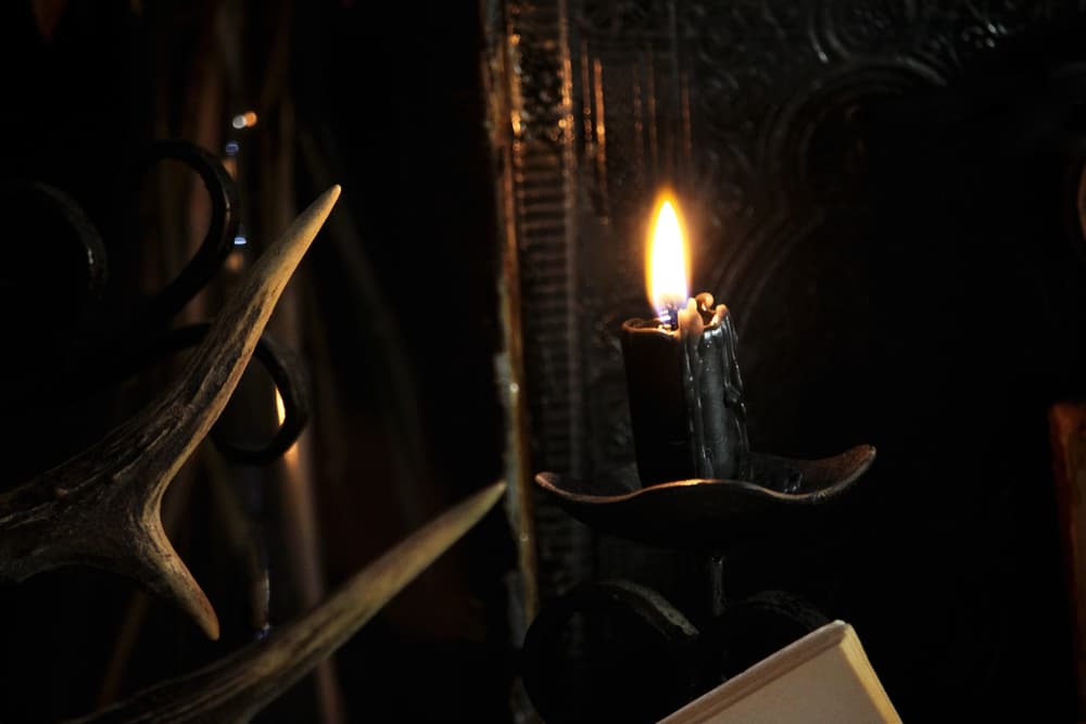 Son peculiares ingredientes para rituales donde queramos eliminar el mal de ojo, sea a pequeños o grandes, o para cuando sentimos que alguien nos tiene envidia, malos deseos o busca hacernos cualquier tipo de daño, sea en nuestra vida personal, el trabajo, negocio, etc.