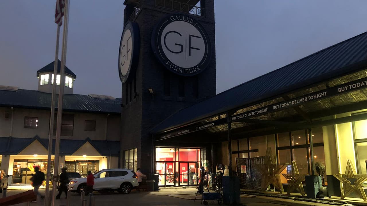 El filántropo Mattress Mack abrió las instalaciones de sus mueblerías ubicadas en North Freeway y Grand Parkway en Houston para ofrecer un lugar cálido a quienes perdieron el servicio eléctrico y el agua.
