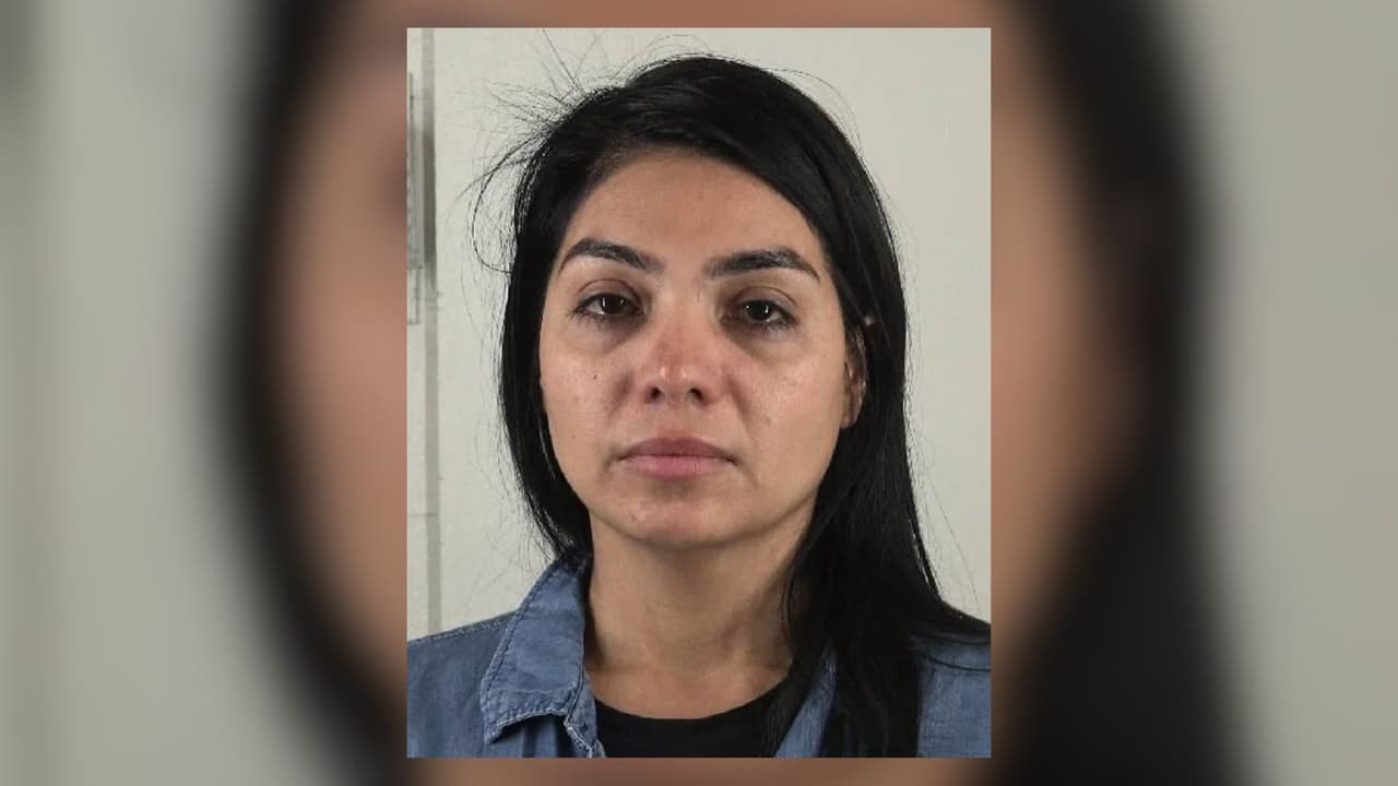 Fotografía de Mayra Velásquez tras su arresto el 17 de julio de 2026, compartida por la Policía de Arlington.
