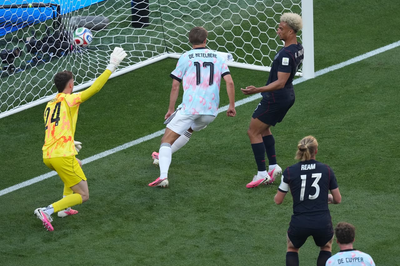 El belga Charles De Ketelaere (17) marca el primer gol de su equipo durante el partido de octavos de final de la Copa del Mundo entre Estados Unidos y Bélgica en Seattle, el lunes 6 de julio de 2026.