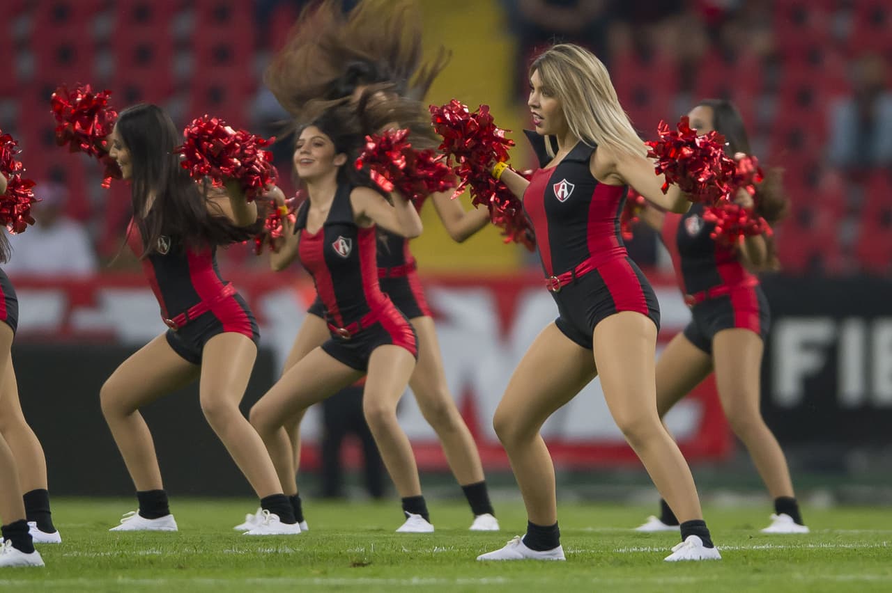 Porristas del Atlas FC animan la antesala del partido Atlas-Querétaro.