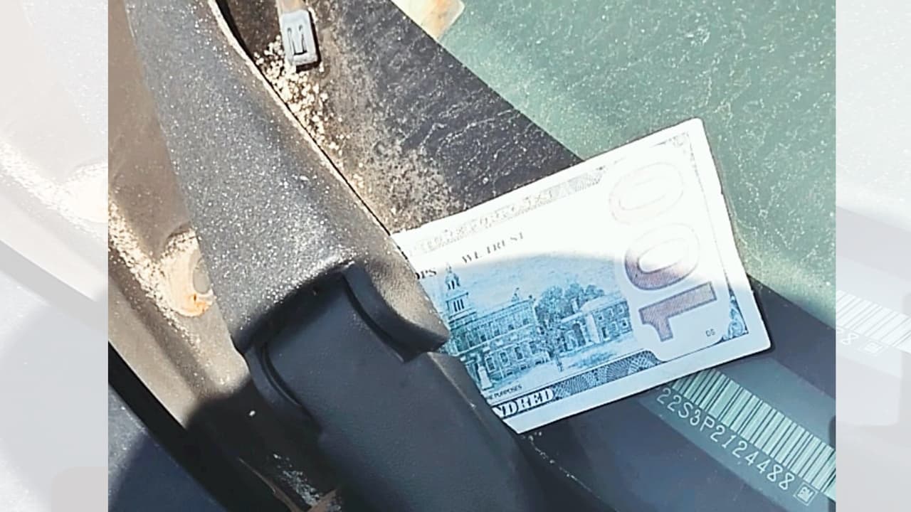 Reportan la aparición de billetes falsos en los parabrisas de un condado de Georgia 