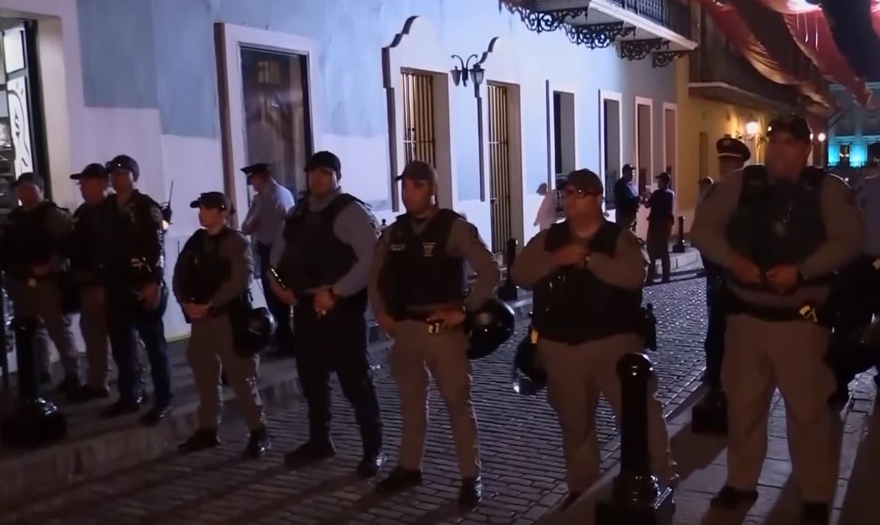 El lunes durante el primer día de manifestaciones, la gobernadora 
<a href="https://www.univision.com/local/puerto-rico-wlii/gobernadora-ordena-retirar-la-fuerza-de-choque-de-la-fortaleza">Wanda Vázquez ordenó remover la fuerza de choque</a> de la Calle Fortaleza.