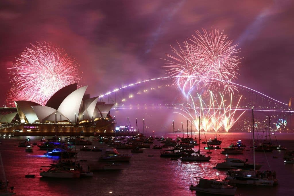 Otra imagen de los fuegos artificiales en el puerto de Sídney, con una vista de la famosa Opera House de la ciudad australiana.