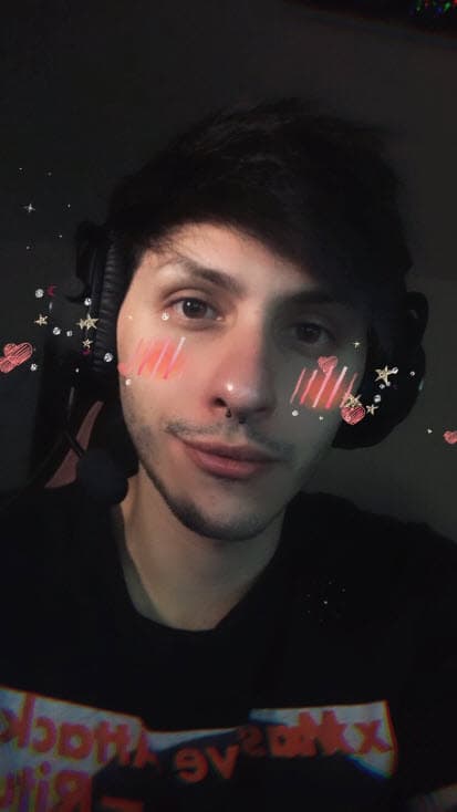 Estanislao tiene cuenta de su personaje Dyhzy en las distintas redes sociales, donde comparte imágenes de su trabajo y sus pensamientos.
<br>