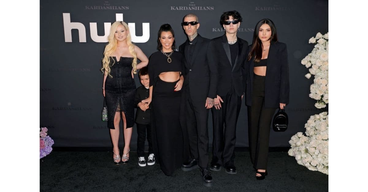 Kourtney es madre de Mason, Penelope y Reign, hijos que tiene en común con Scott Disick. Por su parte, Travis es padre de Landon y Alabama, así como de su hijastra Atiana de la Hoya.