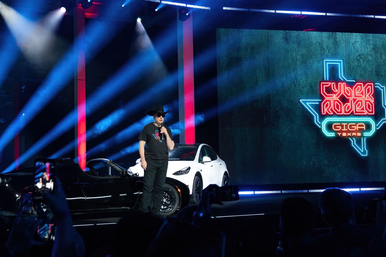 Poco después de las 9:00 p. m., Musk subió al escenario entre los vítores de la multitud.