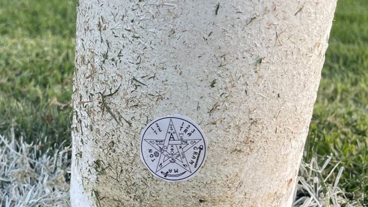 Aficionados revelan estampas esotéricas en portería de Correcaminos