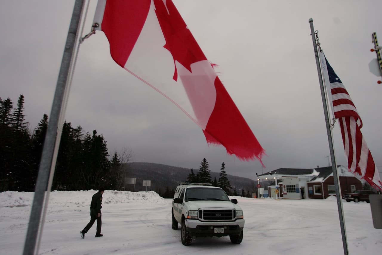 Agentes de la patrulla fronteriza en el cruce entre EEUU y Canada en Pittsburg, New Hampshire.
<br>