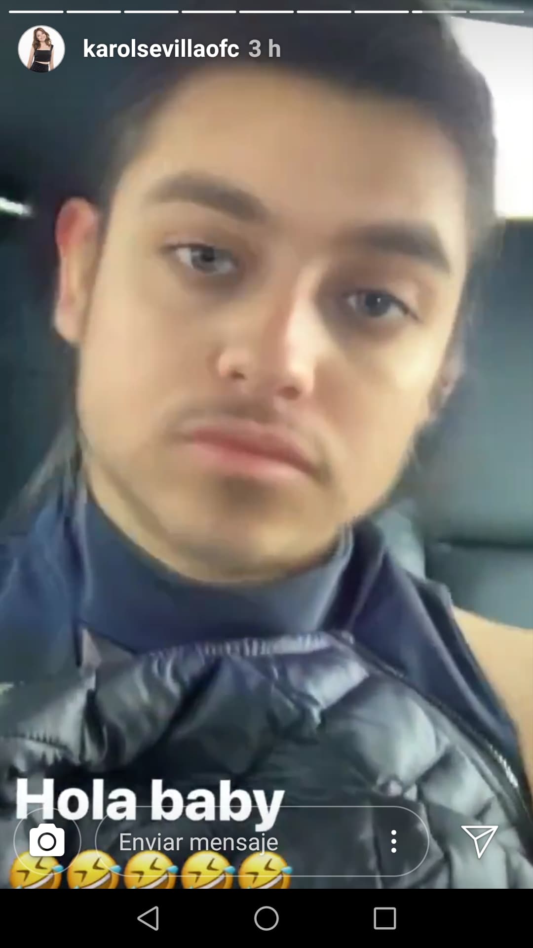 Karol realizó un video que duró unos cuantos segundos, suficiente para verla con pelo corto, cejas espasas, bigote y barba. Es decir, con una apariencia masculina.