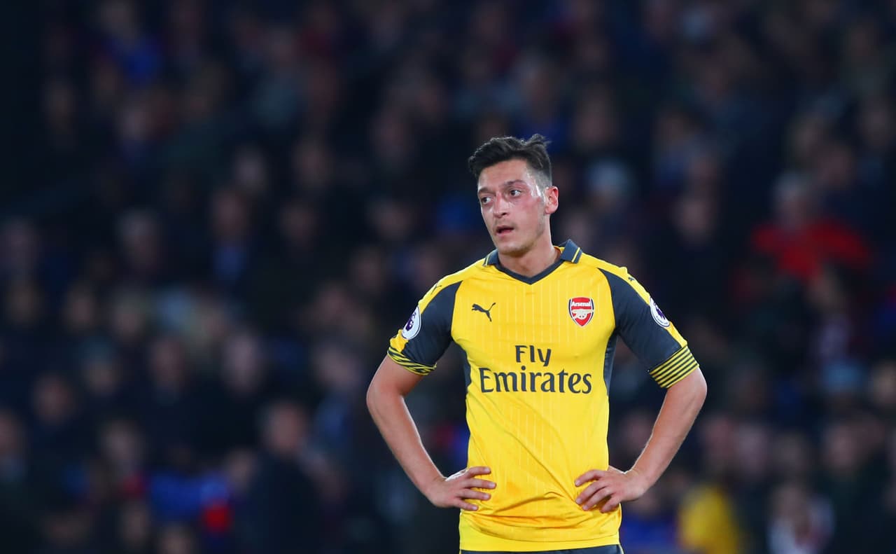 Los ojos saltones y un rostro demasiado delgado ponen en el panorama de los feos al alemán Mesut Özil.