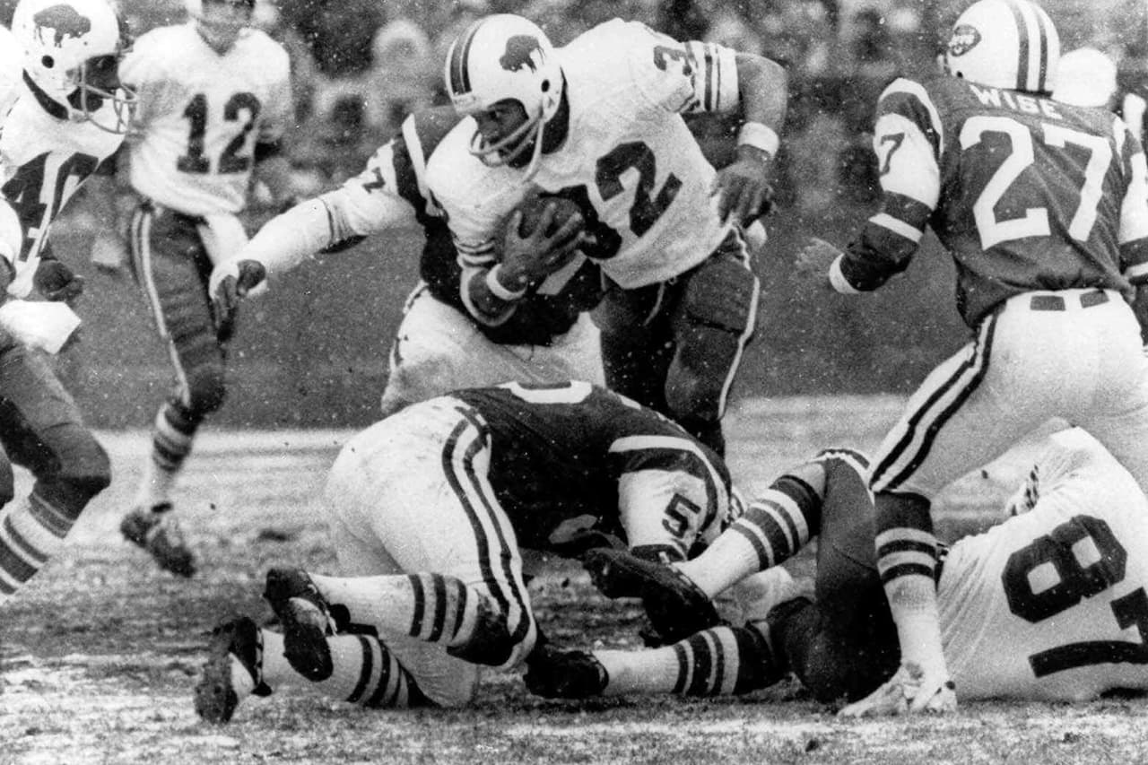 O.J. Simpson rompió la marca de las 2 mil yardas con una actuación de 200 ante los Jets, en el último partido de la temporada 1973.