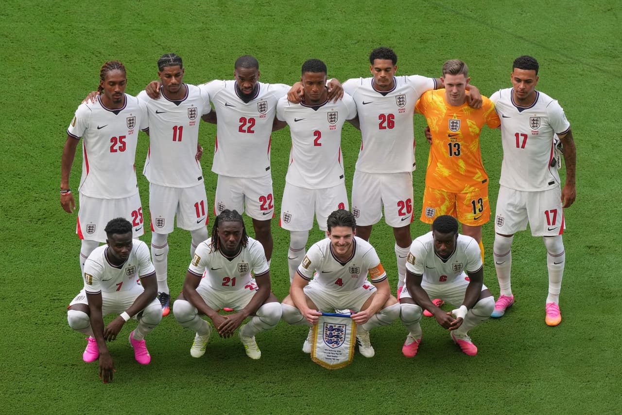 Los once titulares de Inglaterra posan antes del partido de repechaje por el tercer puesto del Mundial entre Francia e Inglaterra en Miami Gardens, Florida, el sábado 18 de julio de 2026.