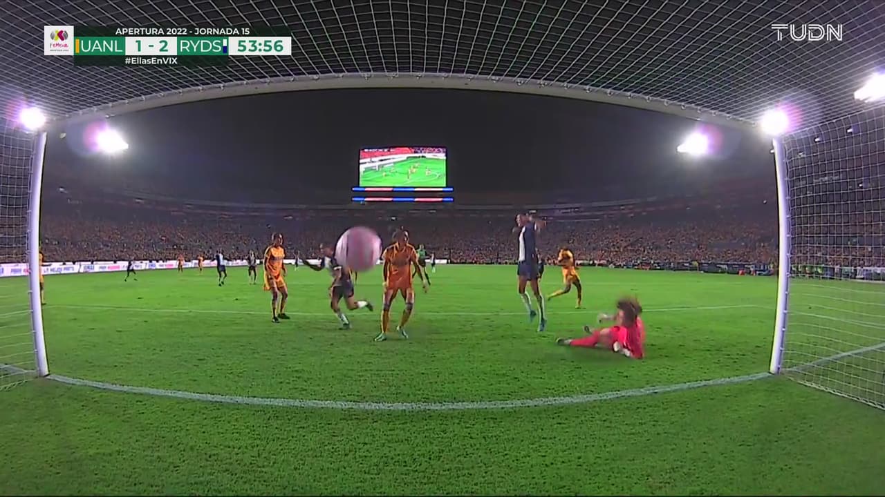 ¡Rayadas le da la vuelta! Burkenroad cabecea y anota el 1-2