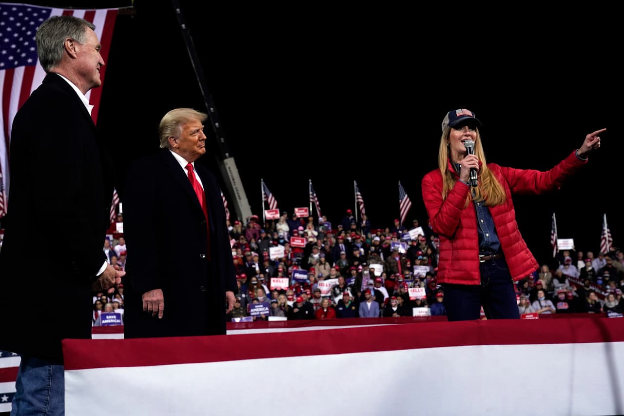 La senadora republicana de Georgia Kelly Loeffler habla mientras el presidente Donald Trump y el senador David Perdue, escuchan en un mitin de campaña en el Aeropuerto Regional de Valdosta, Georgia. Los votantes republicanos en Georgia continúan alegando un fraude generalizado de los votantes, afirmaciones infundadas, luego de que el presidente Donald Trump perdió su reelección. La mayoría de los votantes republicanos afirmaron estar dispuestos a dejar de lado su escepticismo para votar por Perdue y Loeffler en las contiendas contra los demócratas Jon Ossoff y Raphael Warnock.