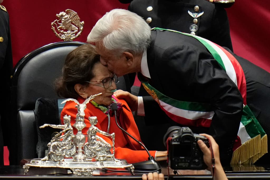AMLO saluda con un beso en la frente a Ifigenia Martínez, poco antes de entregarle la banda presidencial para pasársela a Claudia Sheinbaum, primera presidenta de México.