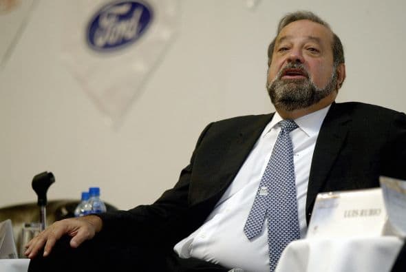 Pero aquí no termina el trabajo del empresario. A inicios de la década del 2000 ayudó al en ese entonces jefe de gobierno de la ciudad de México, Andrés Manuel López Obrador (hoy candidato presidencial de una coalición izquierdista por segunda ocasión), a remozar el Centro Histórico, del cual es dueño de varios edificios en él.