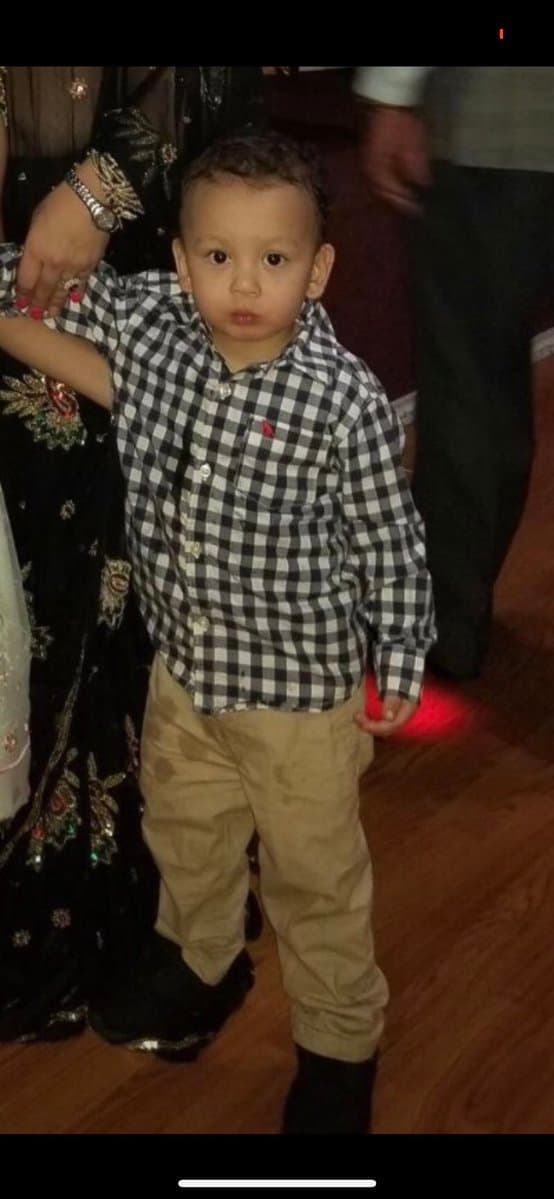 Sarbesh, de dos años, fue visto por última vez con esta camisa. El Departamento de Policía de Denton informó de la desaparición a través de las redes sociales.