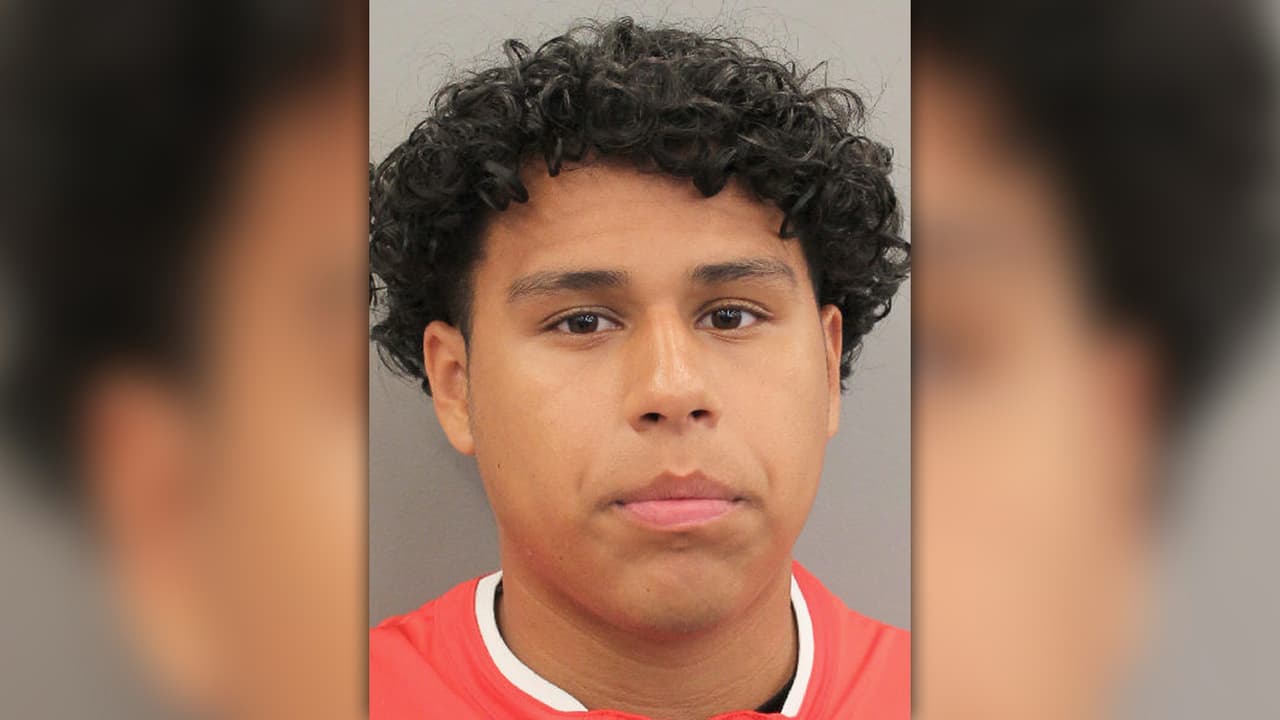 Arrestan a joven por el incidente en el que un auto por poco arrolla a una niña al bajarse del autobús escolar  